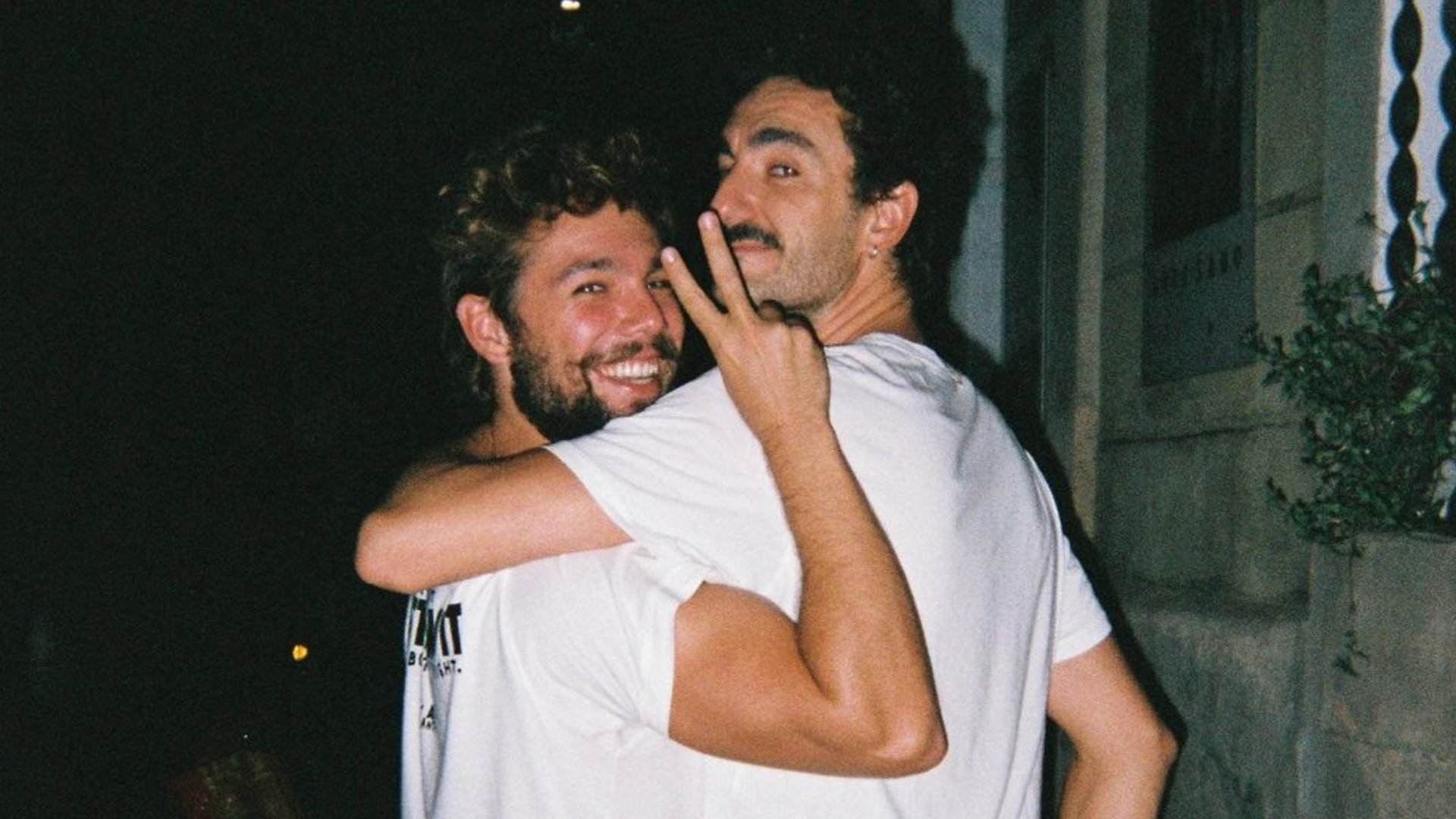 Carlos Cuevas y Miki Esparbé disfrutan juntos del verano: foto sin ropa y día de playa