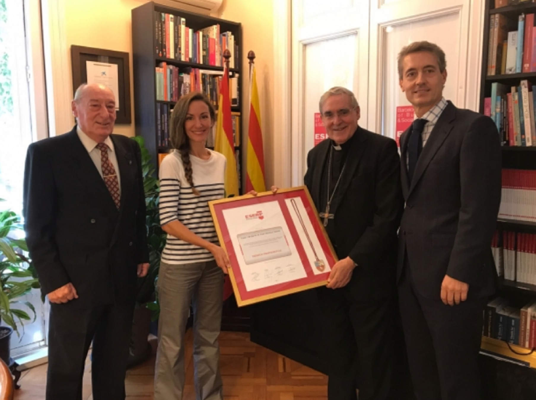 Pillan a la hermana de Letizia en el trabajo entregando premios como ella