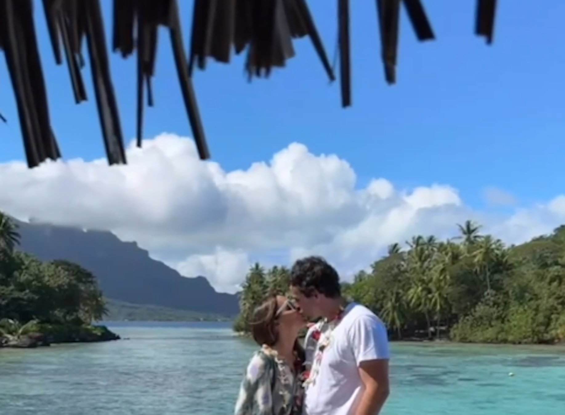 Tamara Falcó e Íñigo Onieva, ridículos besándose en Bora-Bora, qué hace con la mano