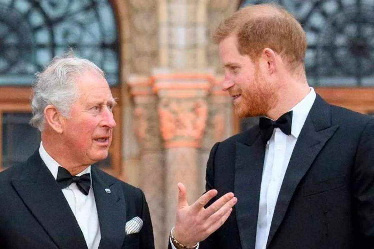 Harry, plorant amb el seu pare Carles III al telèfon en la felicitació pel 75 aniversari