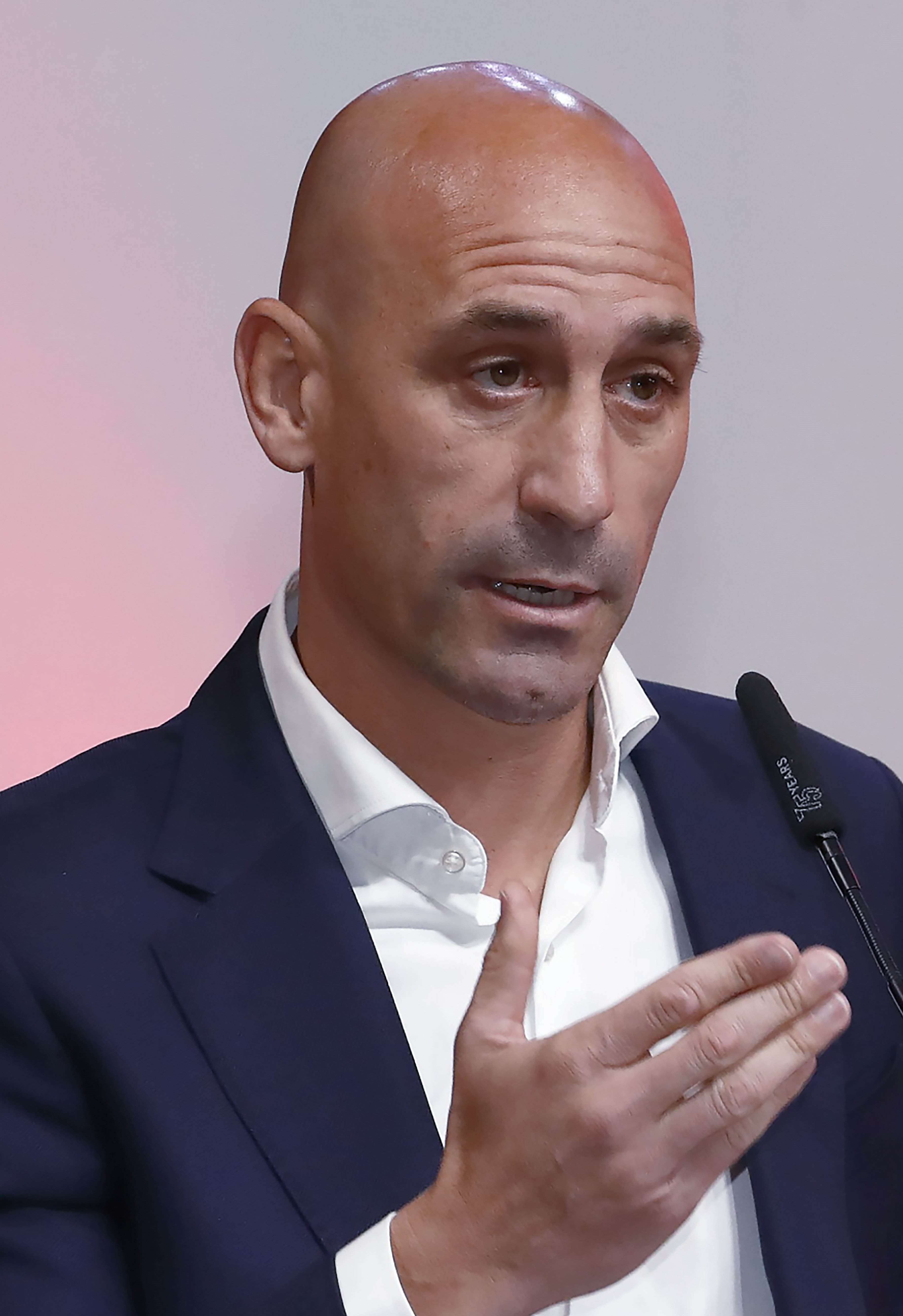 Luis Rubiales ensorrat per una cantant top, discurs implacable sobre l'escenari