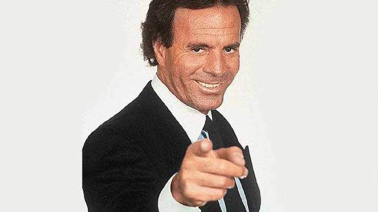 Julio Iglesias es retira en espera d'un nou vaixell que li preparen a Noruega