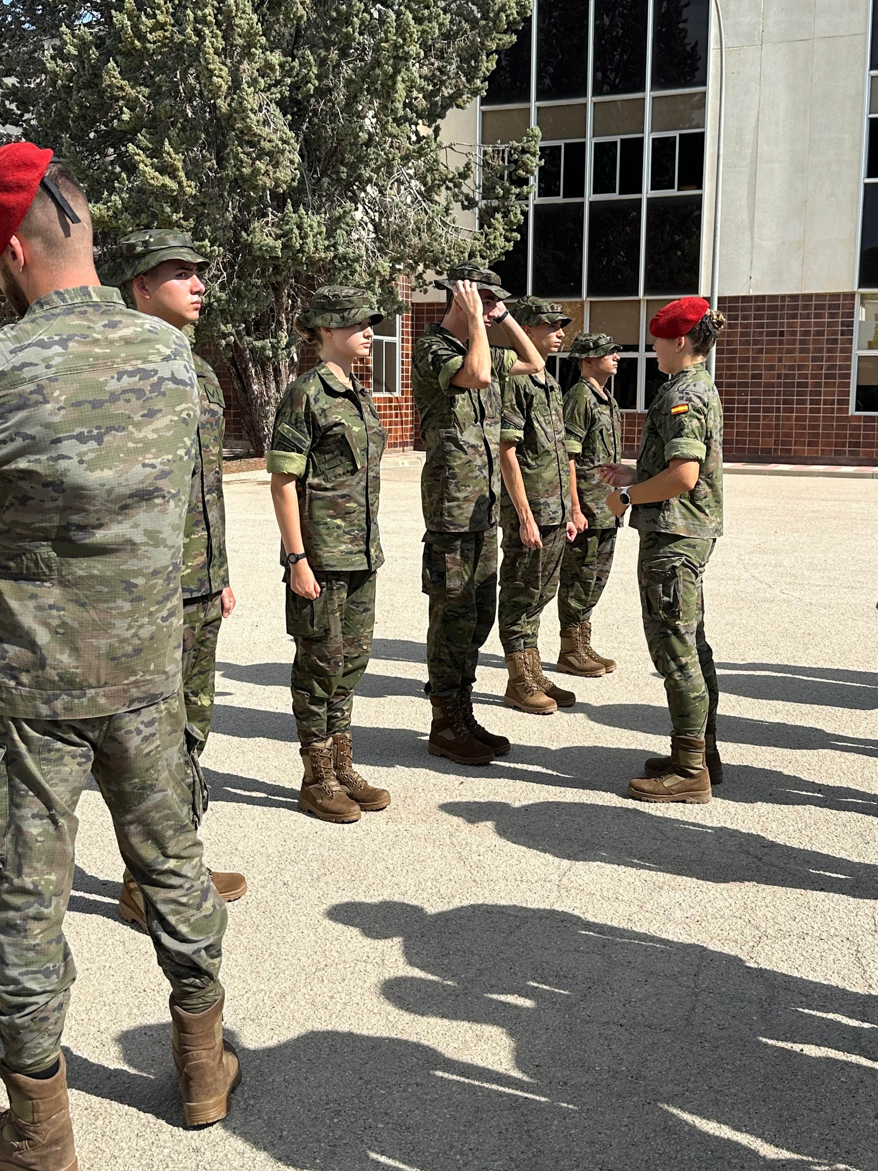 Leonor hace prácticas con fusil y ejercicios físicos extremos: fotos duras