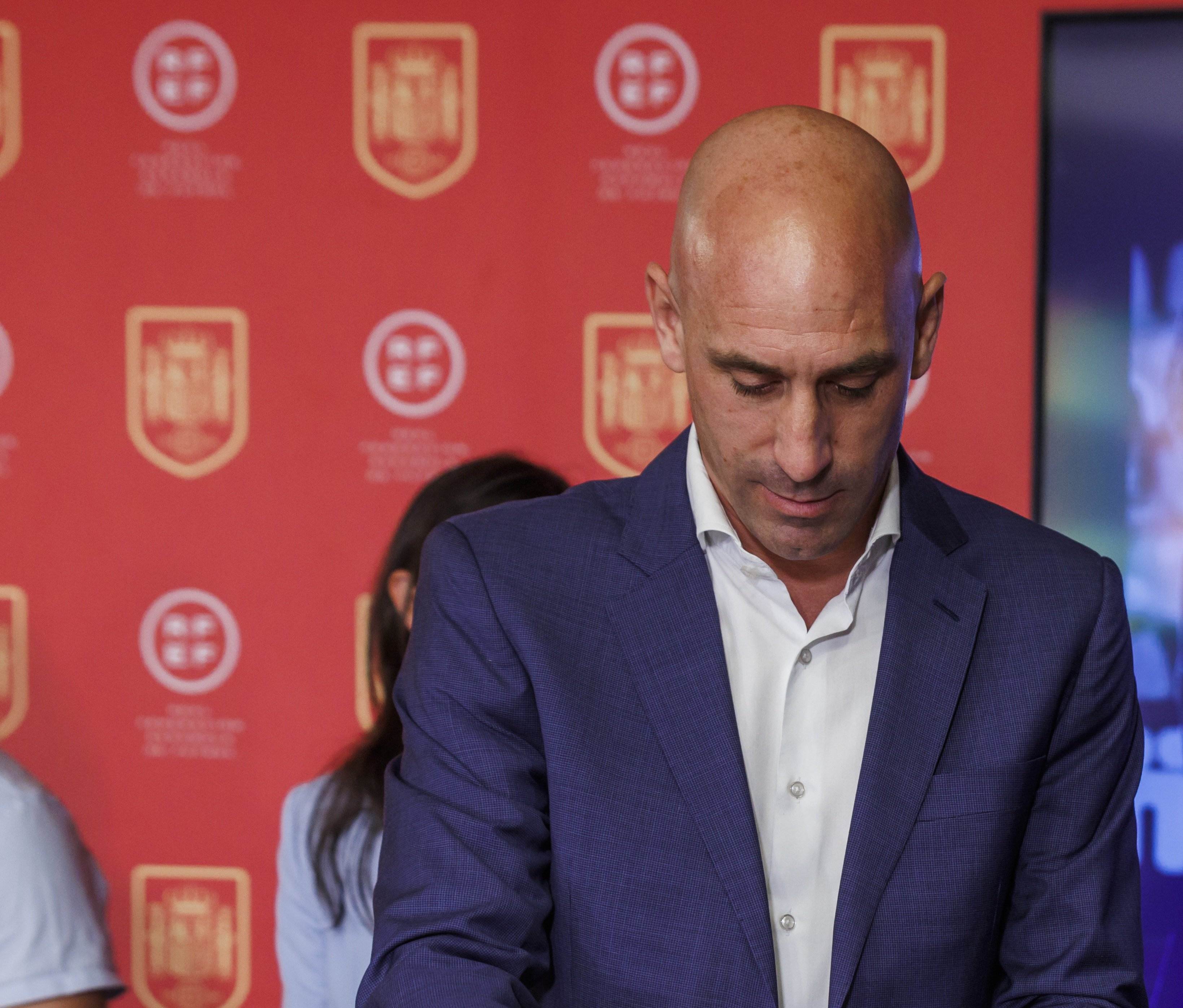 Aquesta és la mare de Luis Rubiales, Ángeles Béjar, atrinxerada en una església