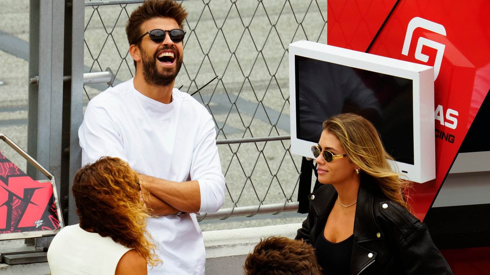 Gerard Piqué y Clara Chía, día de motos en Montmeló, fotos muy acaramelados
