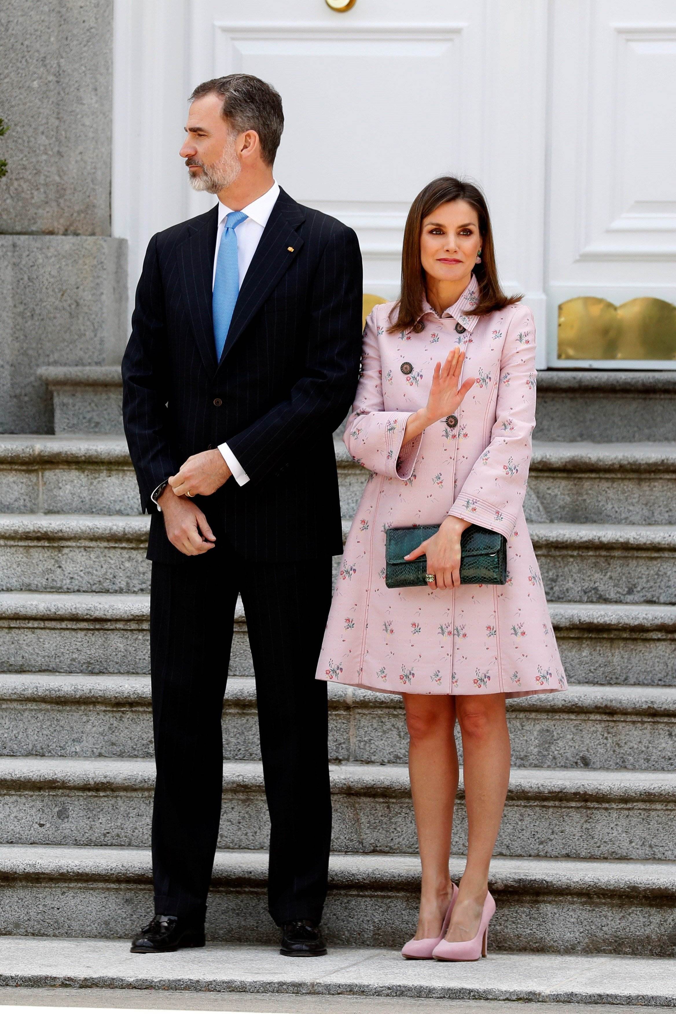 Critican a la reina Letizia por llevar un abrigo de flores muy infantil
