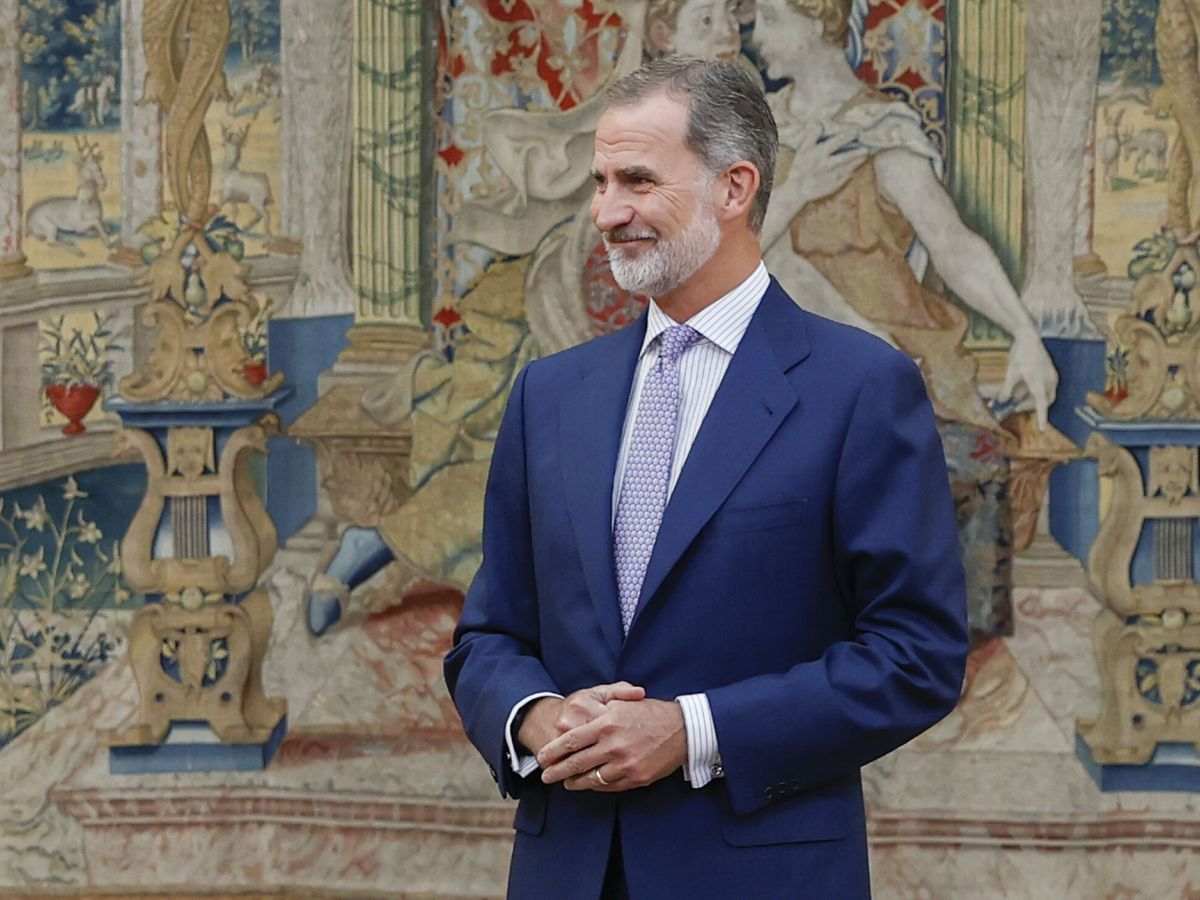 Felip VI no és a Madrid ni dormint a la Zarzuela des de divendres, va sortir molt ben acompanyat de matinada