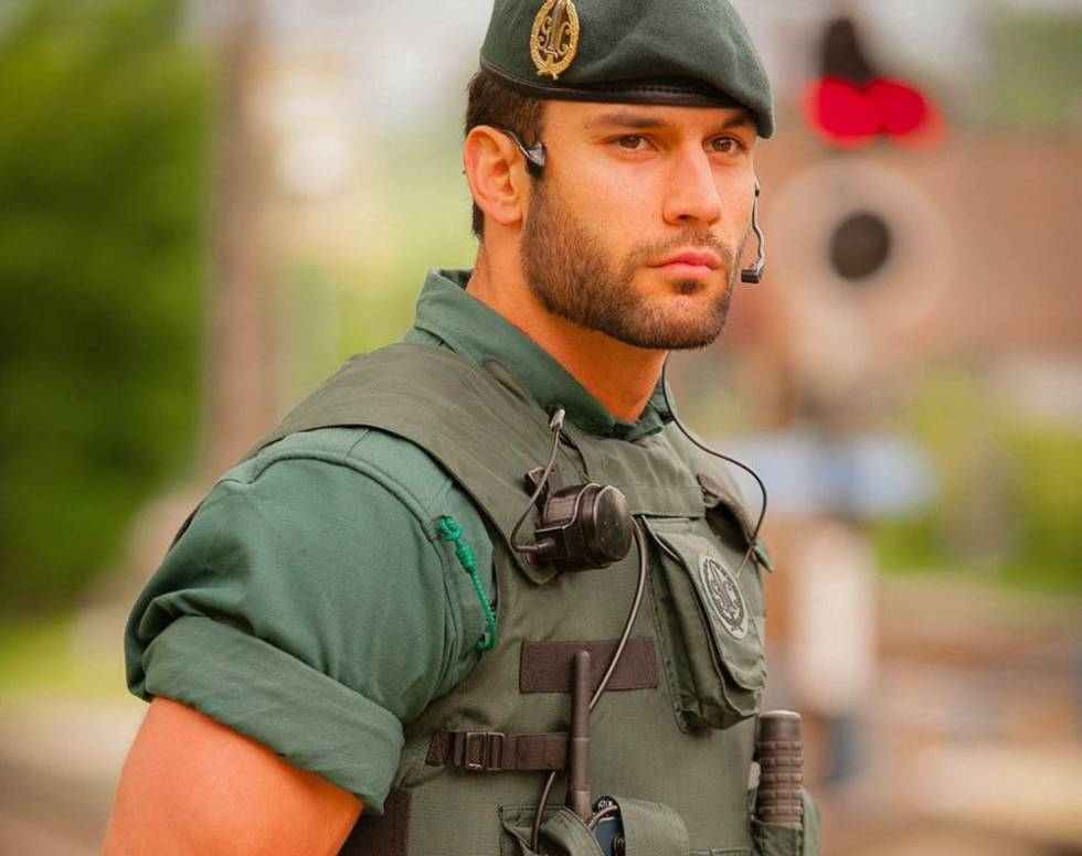 Un de la Manada és guàrdia civil però Zoido difon el més guapo d'Espanya