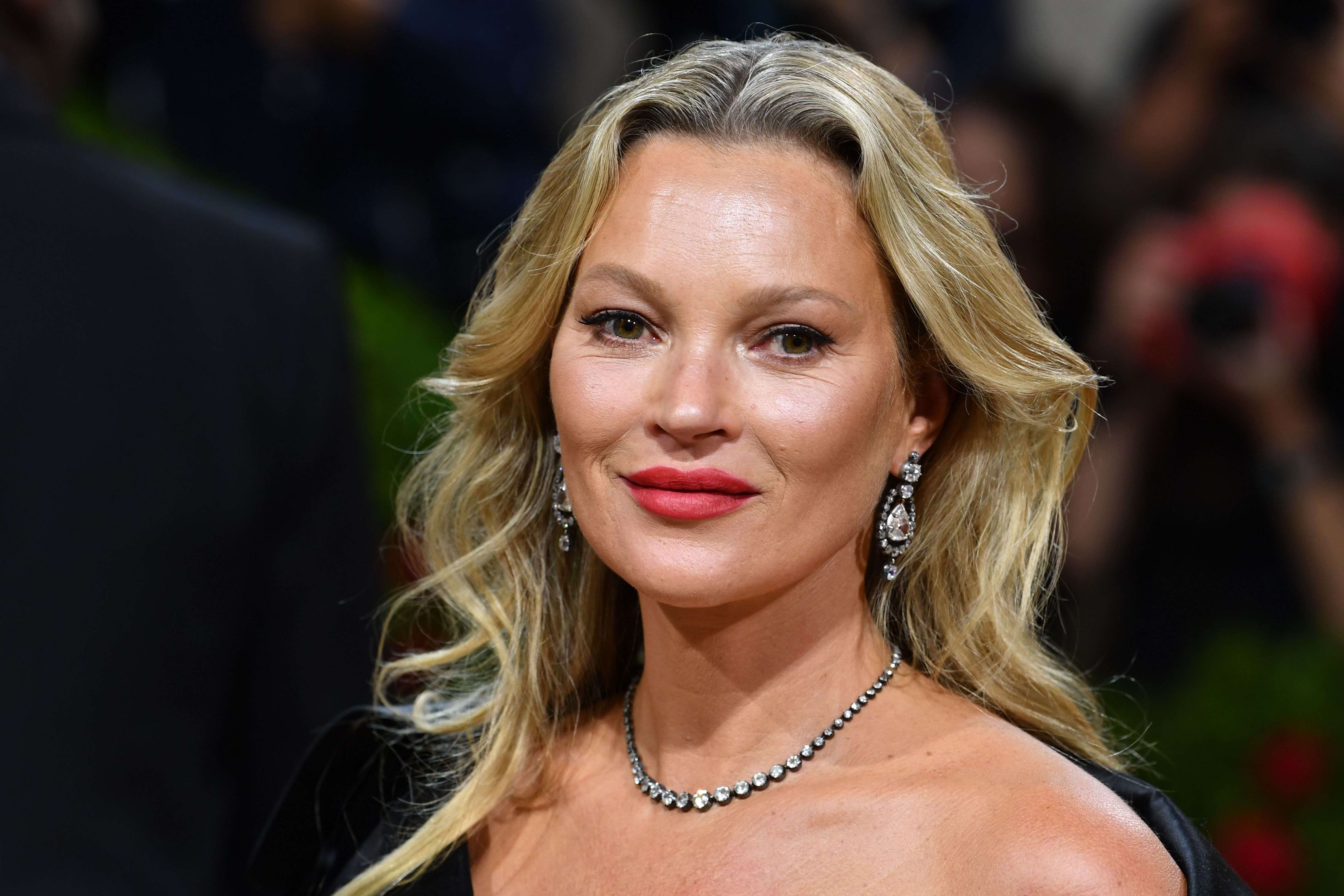 Kate Moss destrozada por las drogas: boca amarilla, cara arrugada y fumando