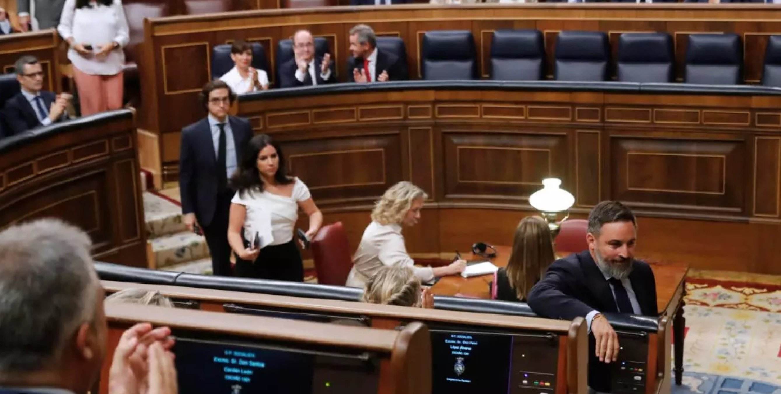 Destrossen a famós cantant català per demanar que al Congrés només es parli castellà: "Hueles a cerrado"