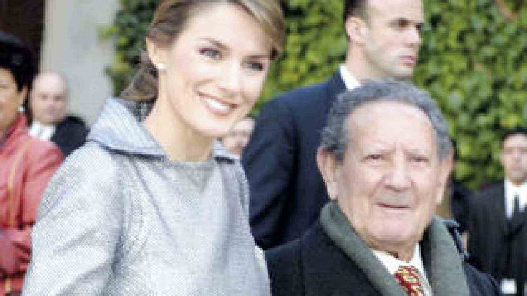 L'avi Paco i Letizia, en banyador a la piscina