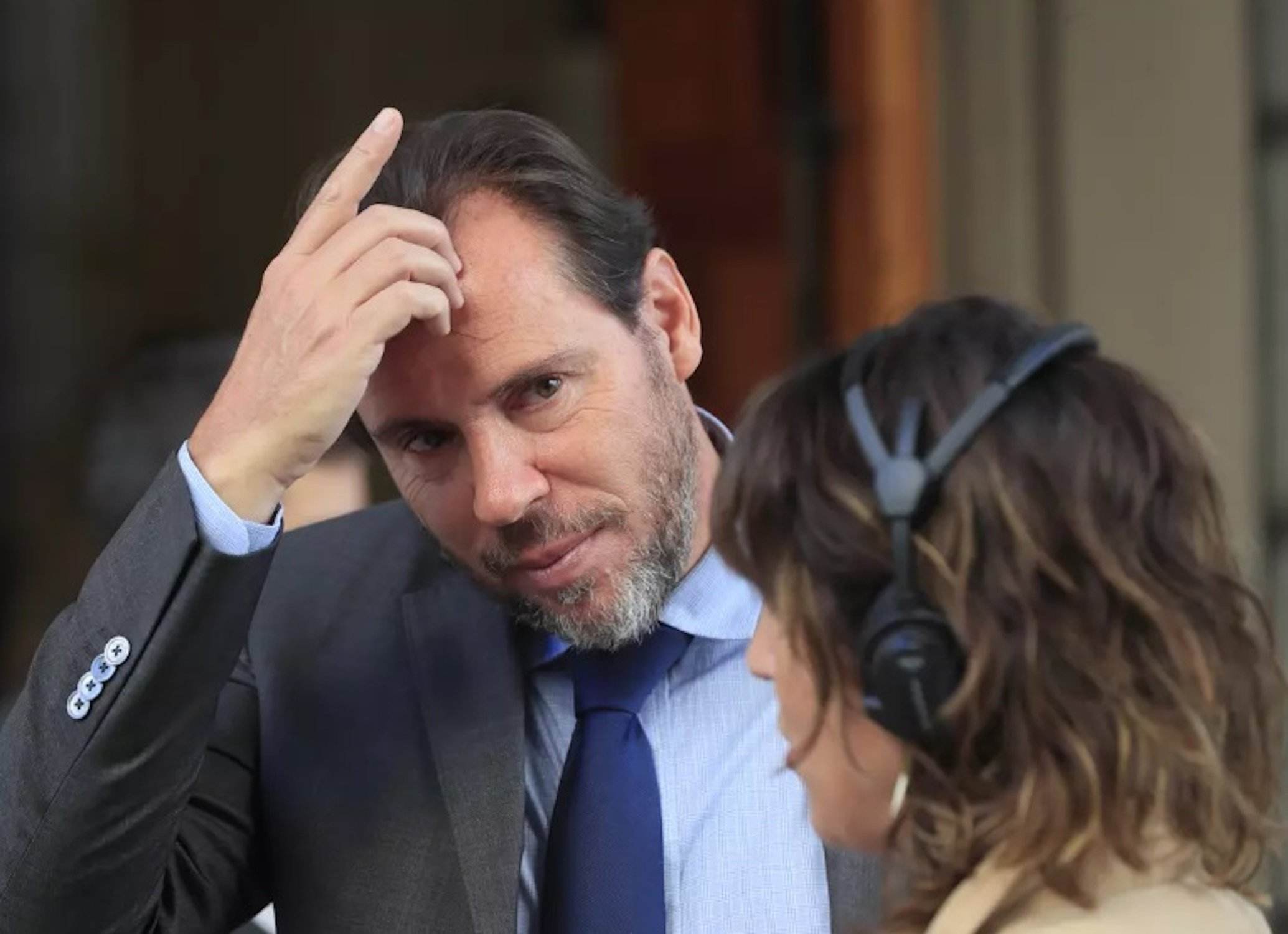 Ana Pastor estalla al ver una nueva intimidación a Óscar Puente por un pasajero del AVE