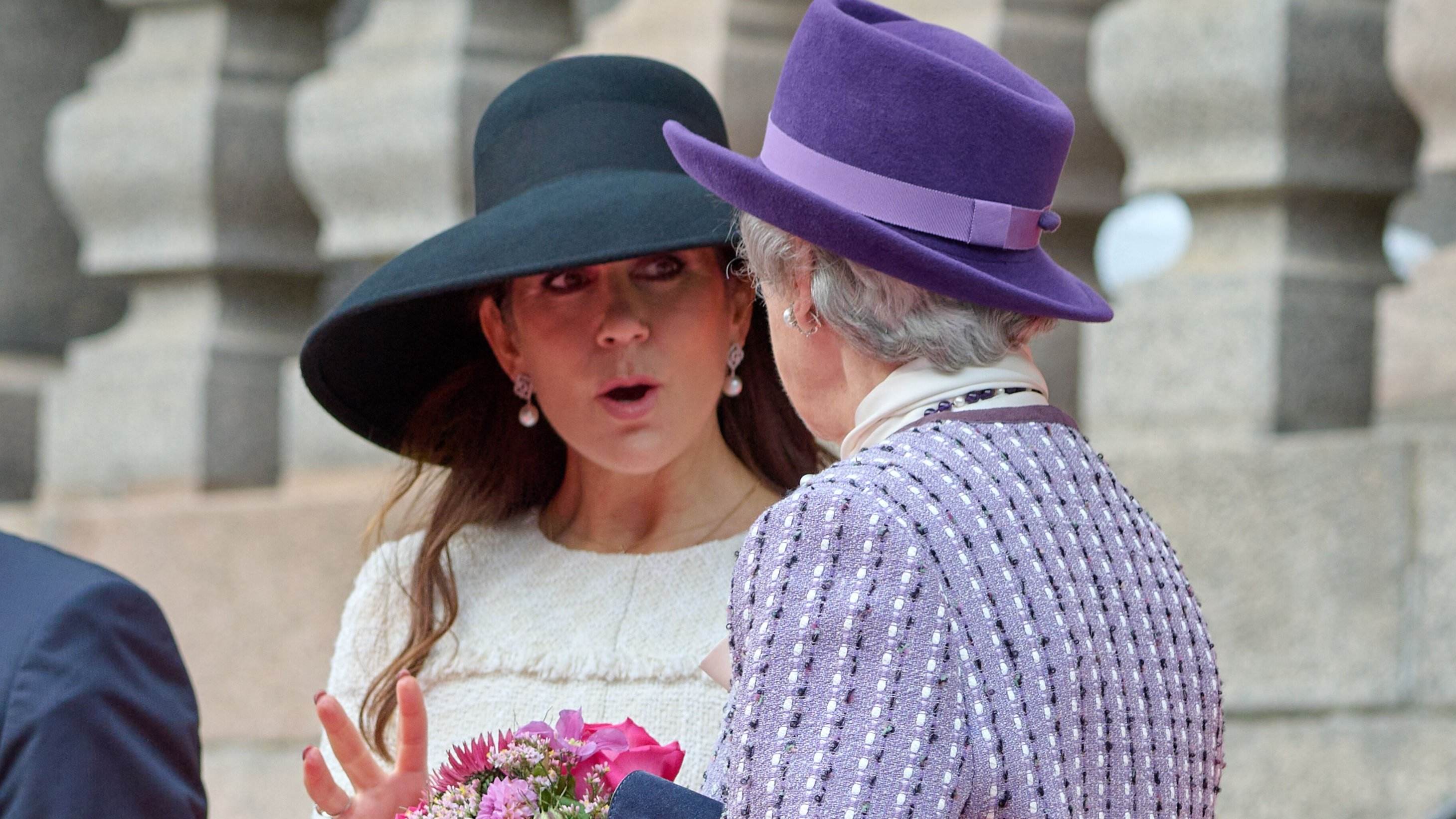 Mary de Dinamarca humilia la reina Margarida, salutació incòmoda, li fa la cobra