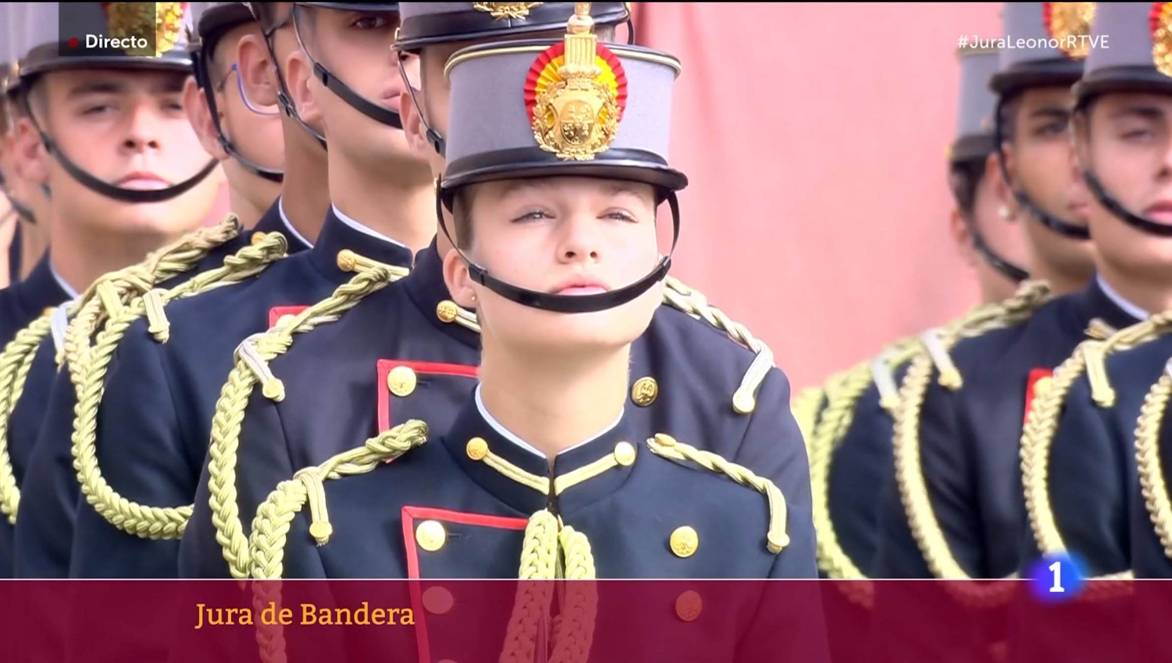 Elionor raríssima besant la bandera a la jura, tremolor en el moment culminant