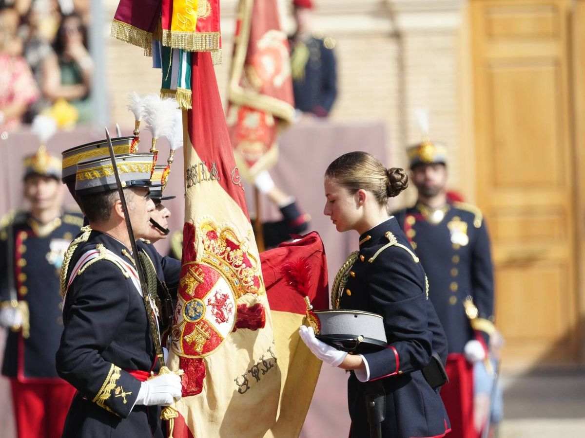 Paloma Rocasolano y Jesús Ortiz, padres de Letizia, ensucian la jura de bandera de Leonor