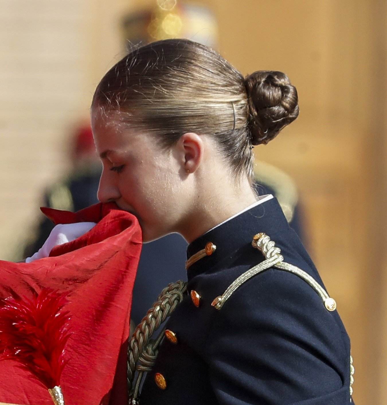 Polèmica per la bandera de la jura d'Elionor, besa una relíquia ultra i excloent