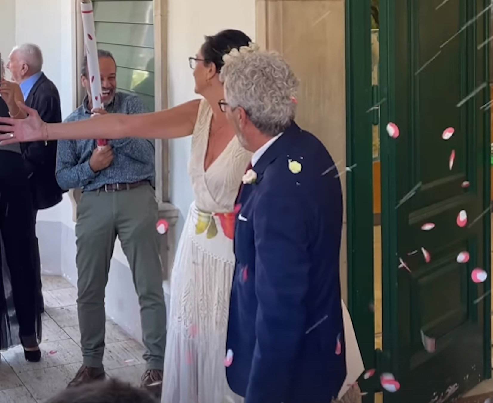 Boda sorpresa de un famoso humorista catalán, 23 años de relación, juerga con VIPS