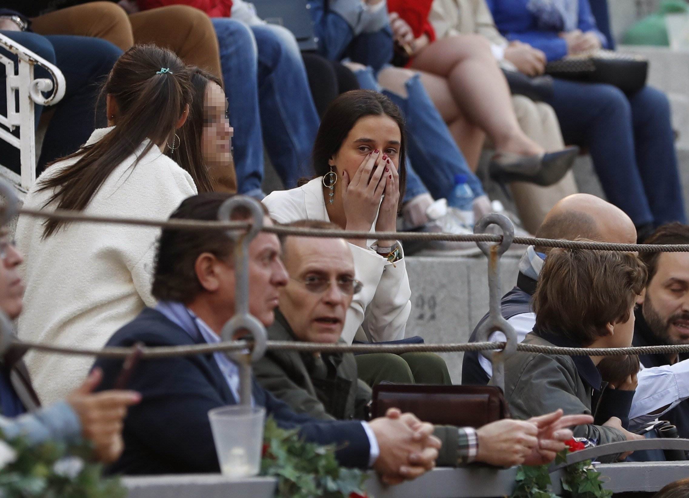 La filla d'Elena, consternada en veure la cornada al seu amic especial