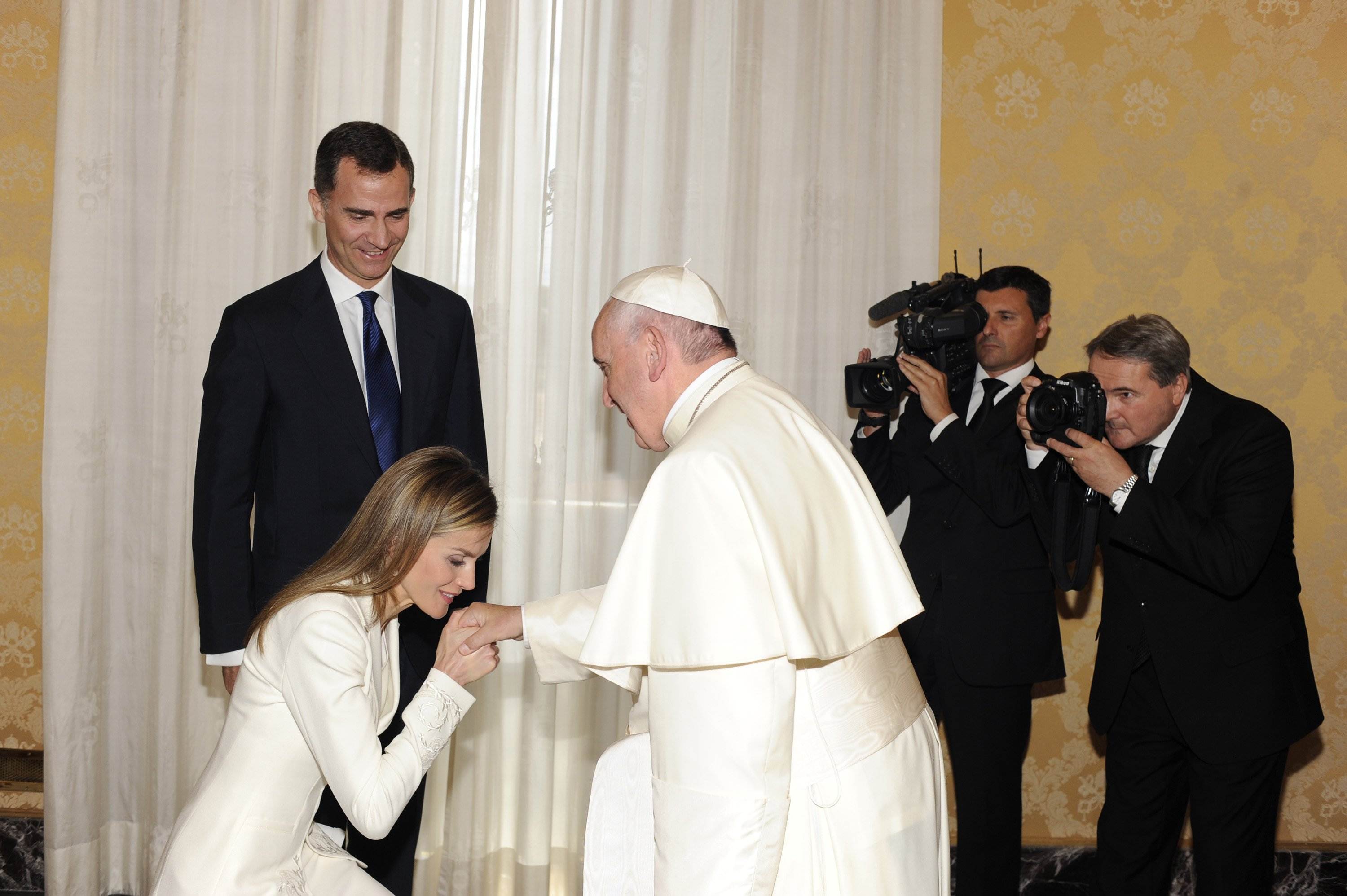 Letizia besa al papa