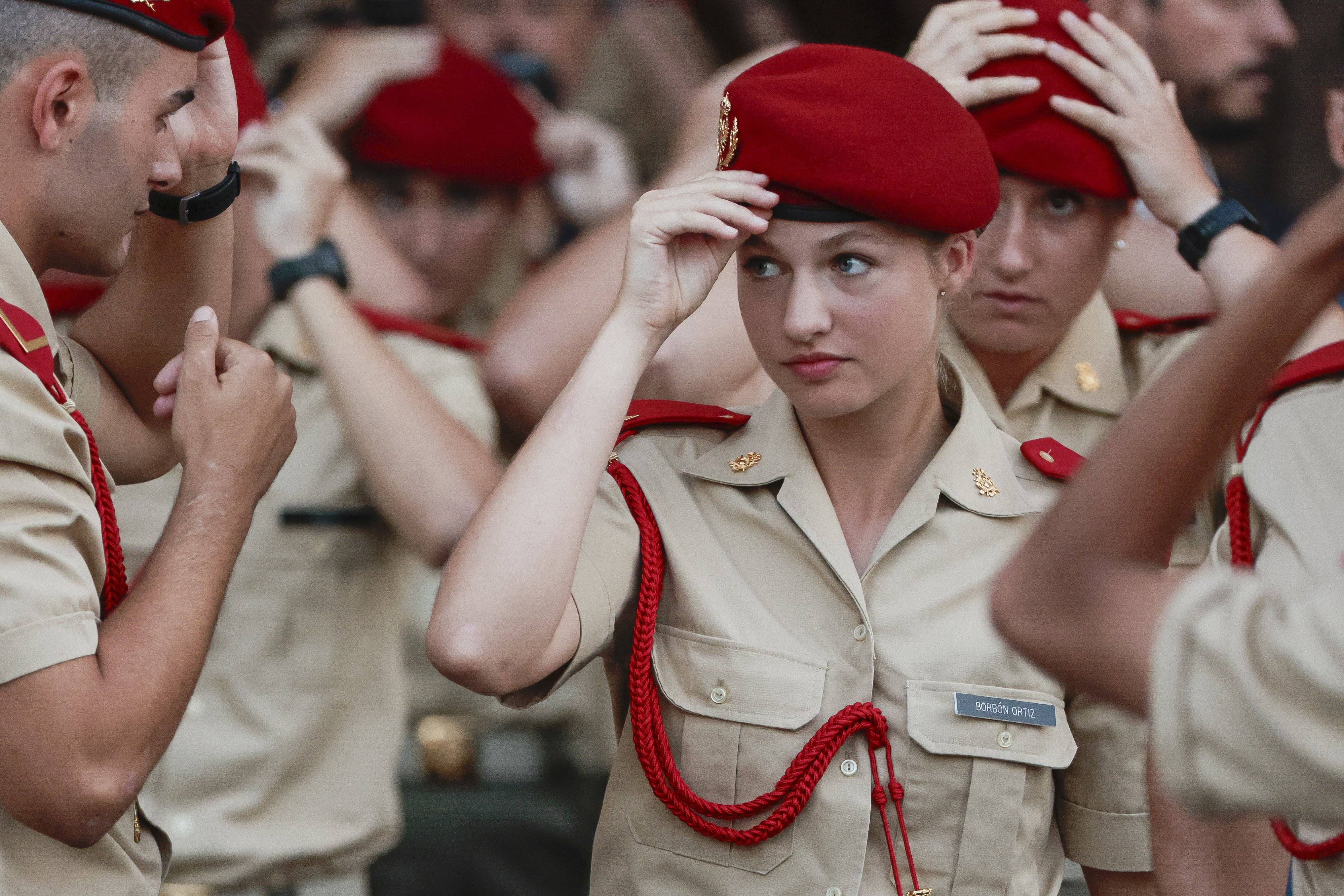 Leonor pasea por Huesca con una misteriosa señora y look ni militar ni principesco