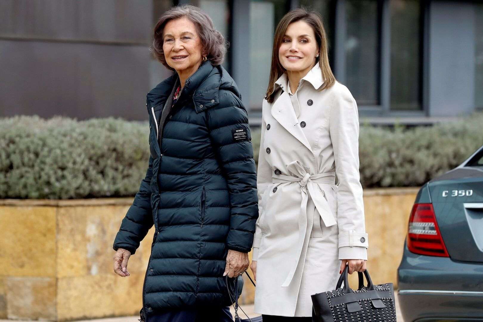 Letizia, sin piedad con la reina Sofía, o se va por las buenas o la van a echar