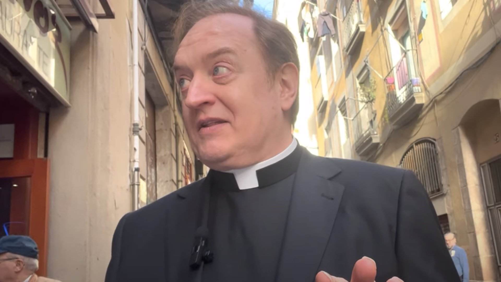 El 'padre Apeles' se exilia de Catalunya y desbarra: "Separatistas y perroflautas"