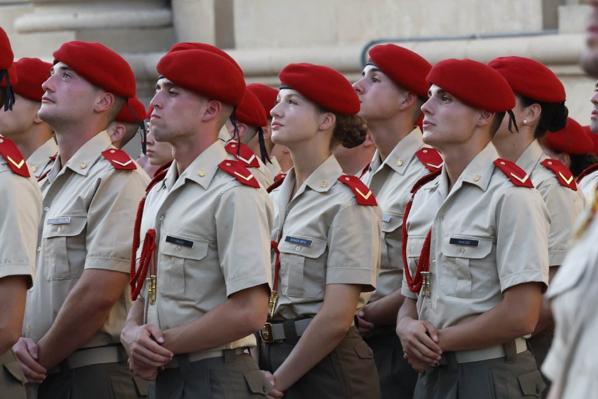 Leonor té fama d'aprofitada entre els cadets, vici d'amagat, està enganxada