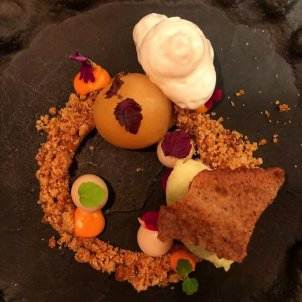 Crumble de vainilla con peras con especias y crema de licor Crumble de vainilla con peras con especias y crema de licor