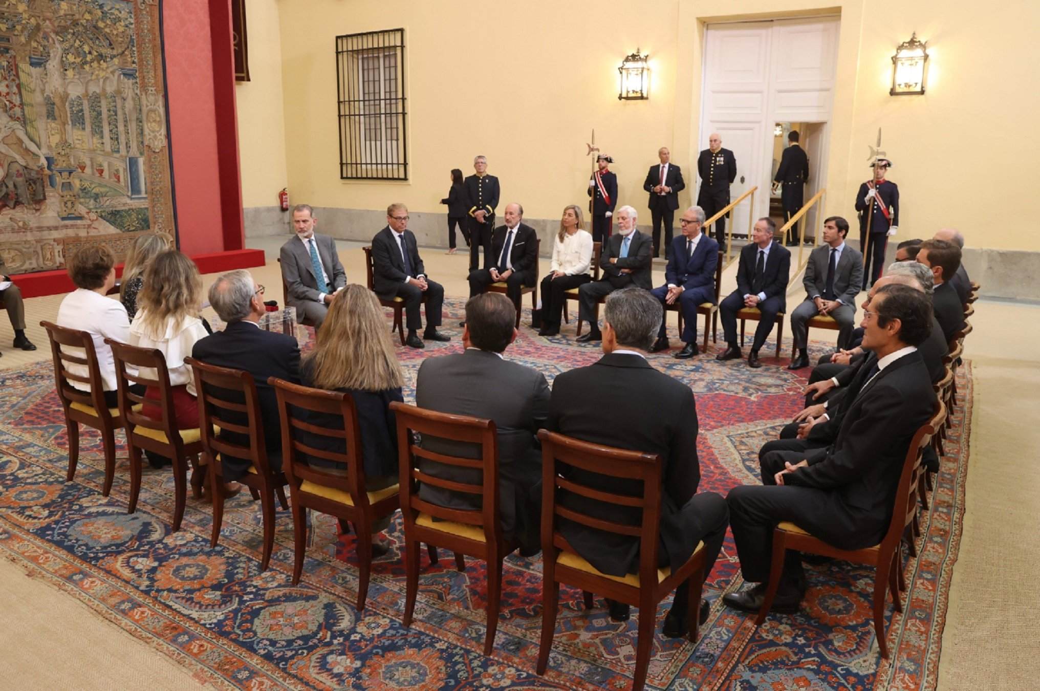 Los escoltas de Felipe, indignados y muy incómodos por lo que ha pasado en un acto con el rey