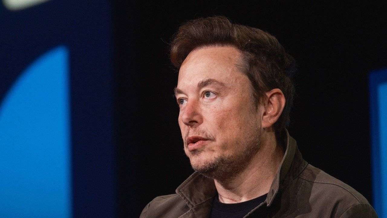 Elon Musk li demana un poema a l'IA i no li surt bé