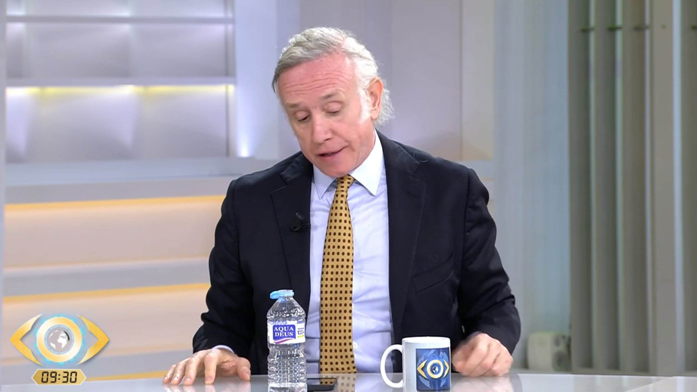 Imagen repugnante de Eduardo Inda en Telecinco, qué hace bajo la mesa, cazado