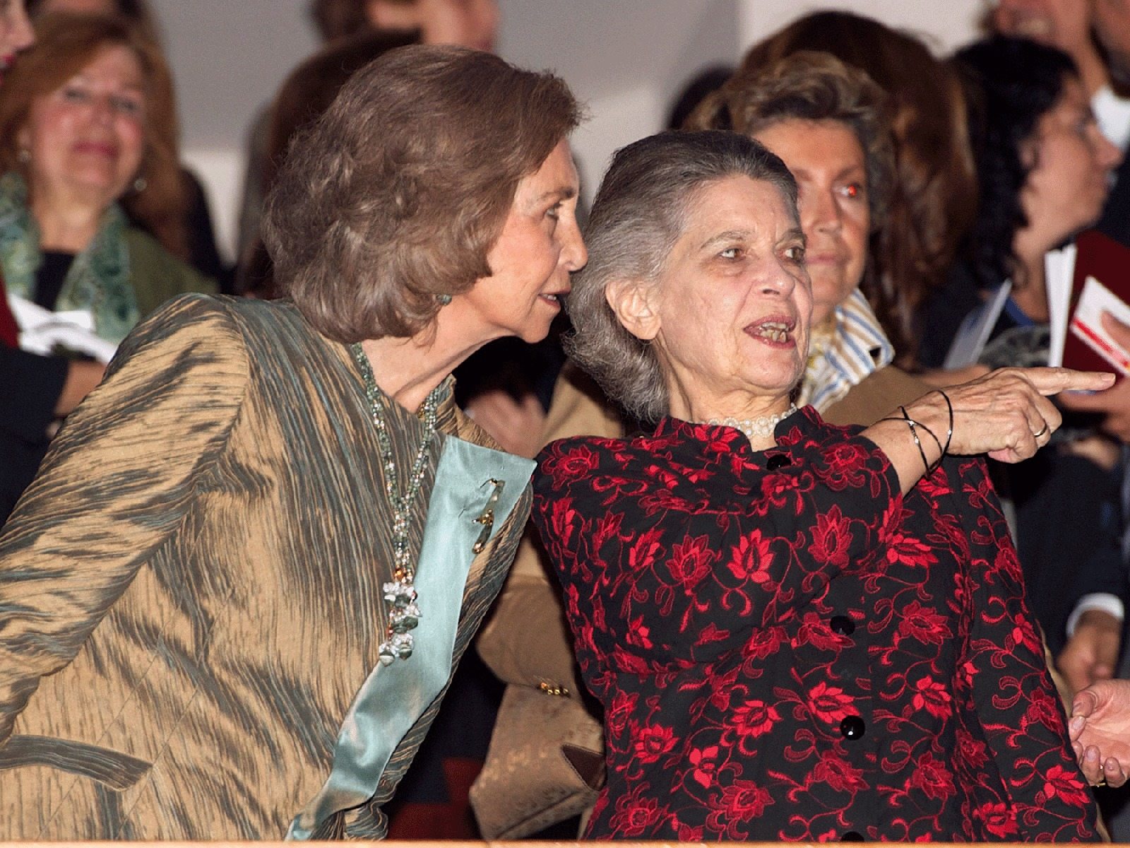 La tía Pecu hiela la sangre en la fiesta por el 60 cumpleaños de la infanta Elena