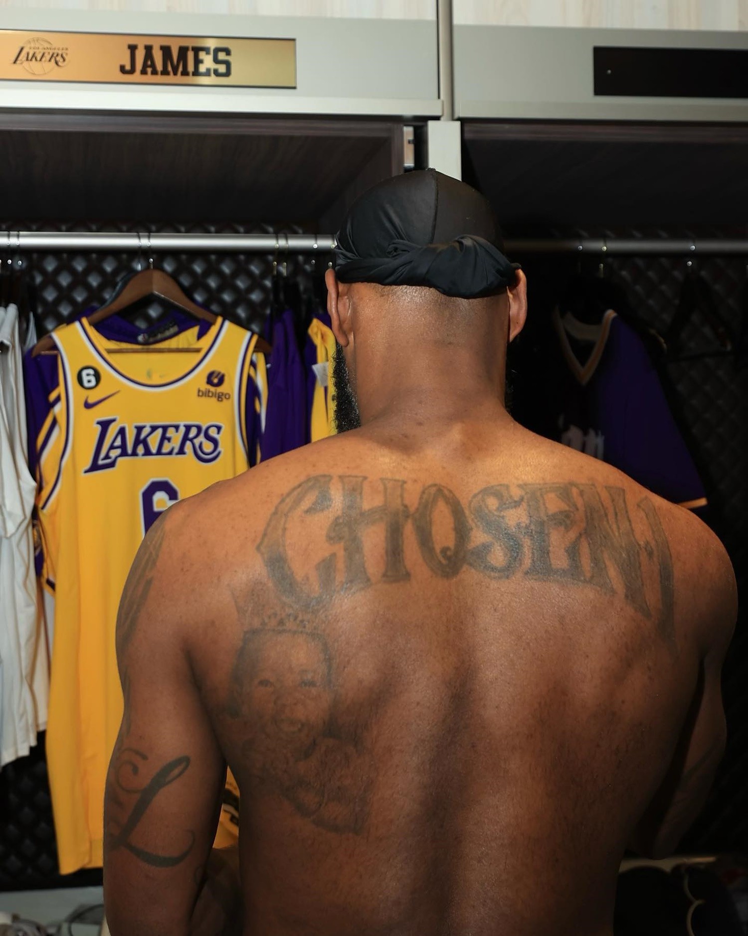 Estupor con el detalle catalanísimo que tiene LeBron James en el vestuario. Los fans, enloquecidos: "Respect"