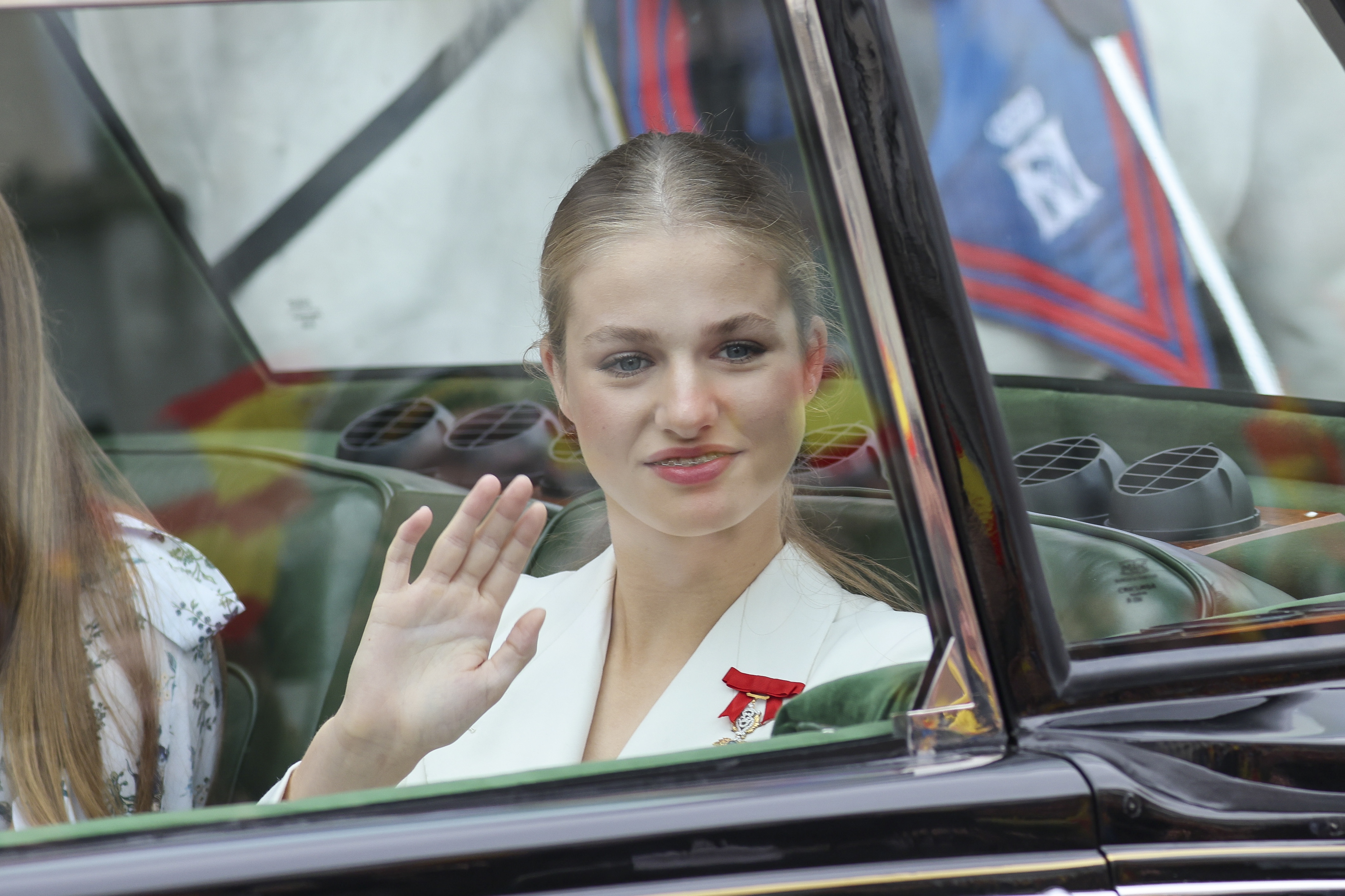 Leonor, muy inapropiada vestida de blanco en la jura de la Constitución: Letizia espectacular