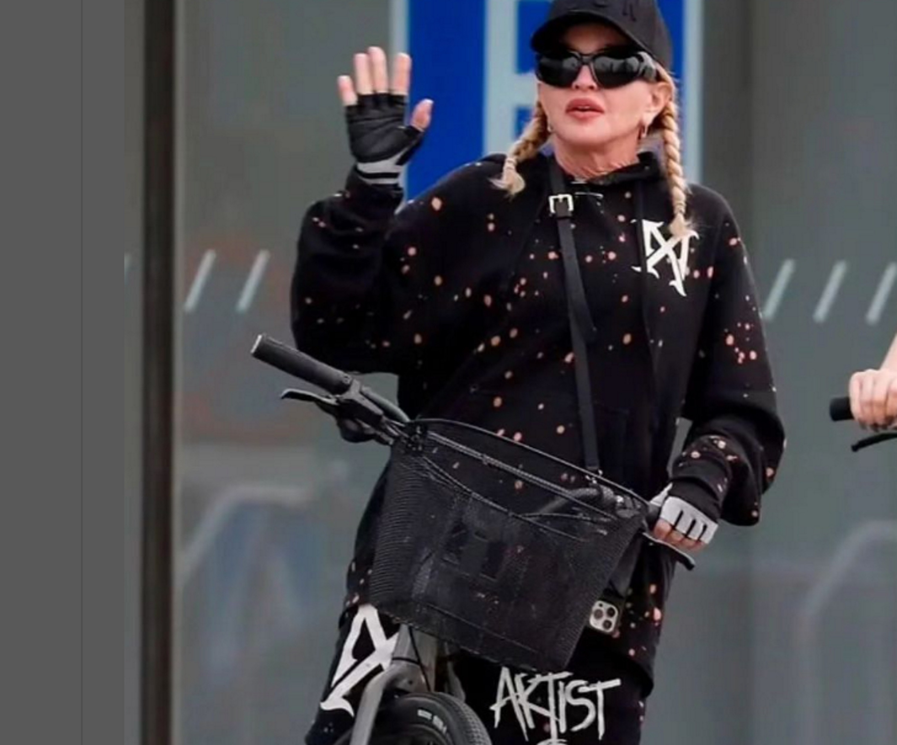 Madonna en chándal y trenzas a los 65 años por la Barceloneta y nadie la reconoce