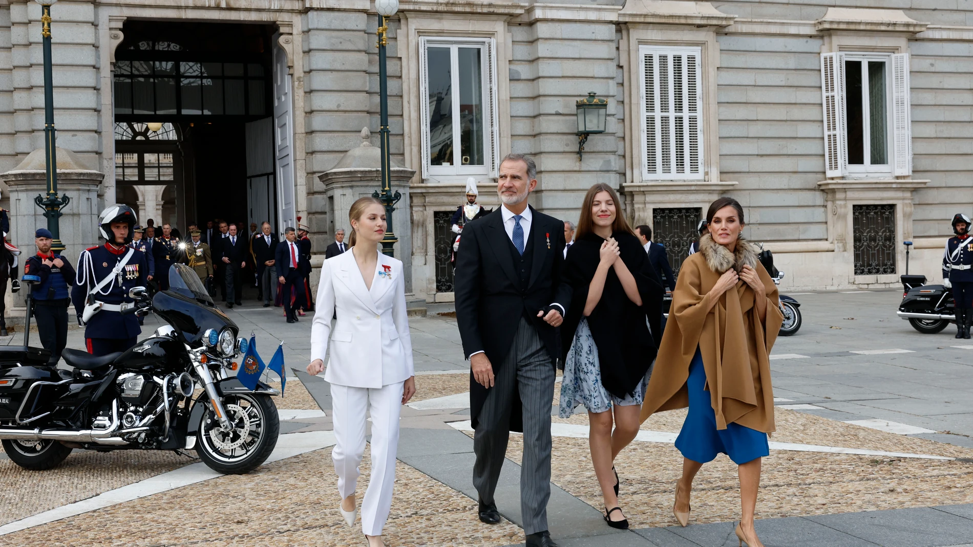 Només un membre de la família de Letícia es va apropar a saludar Joan Carles I