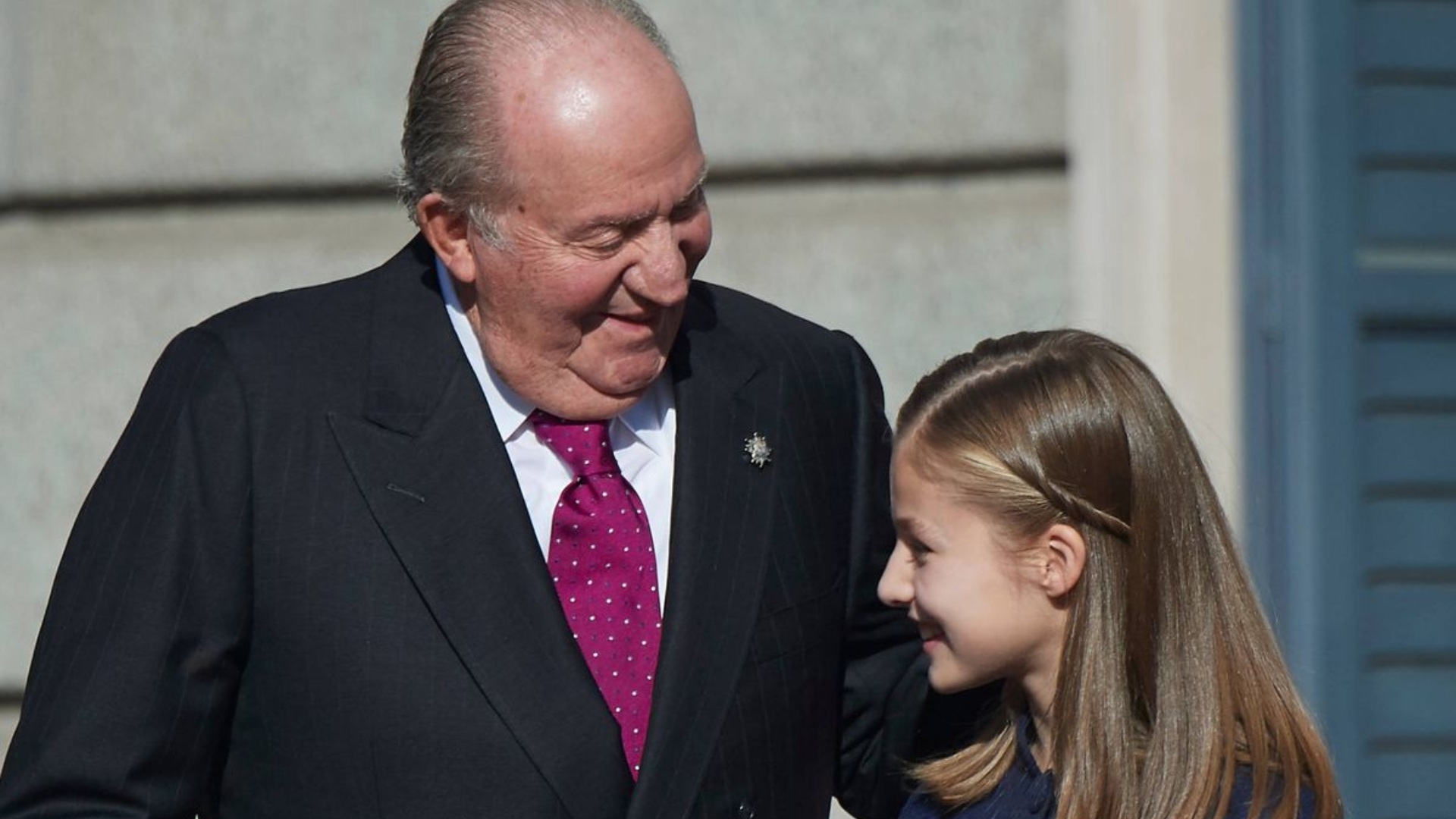 Leonor levanta el cordón sanitario a su abuelo, Juan Carlos I