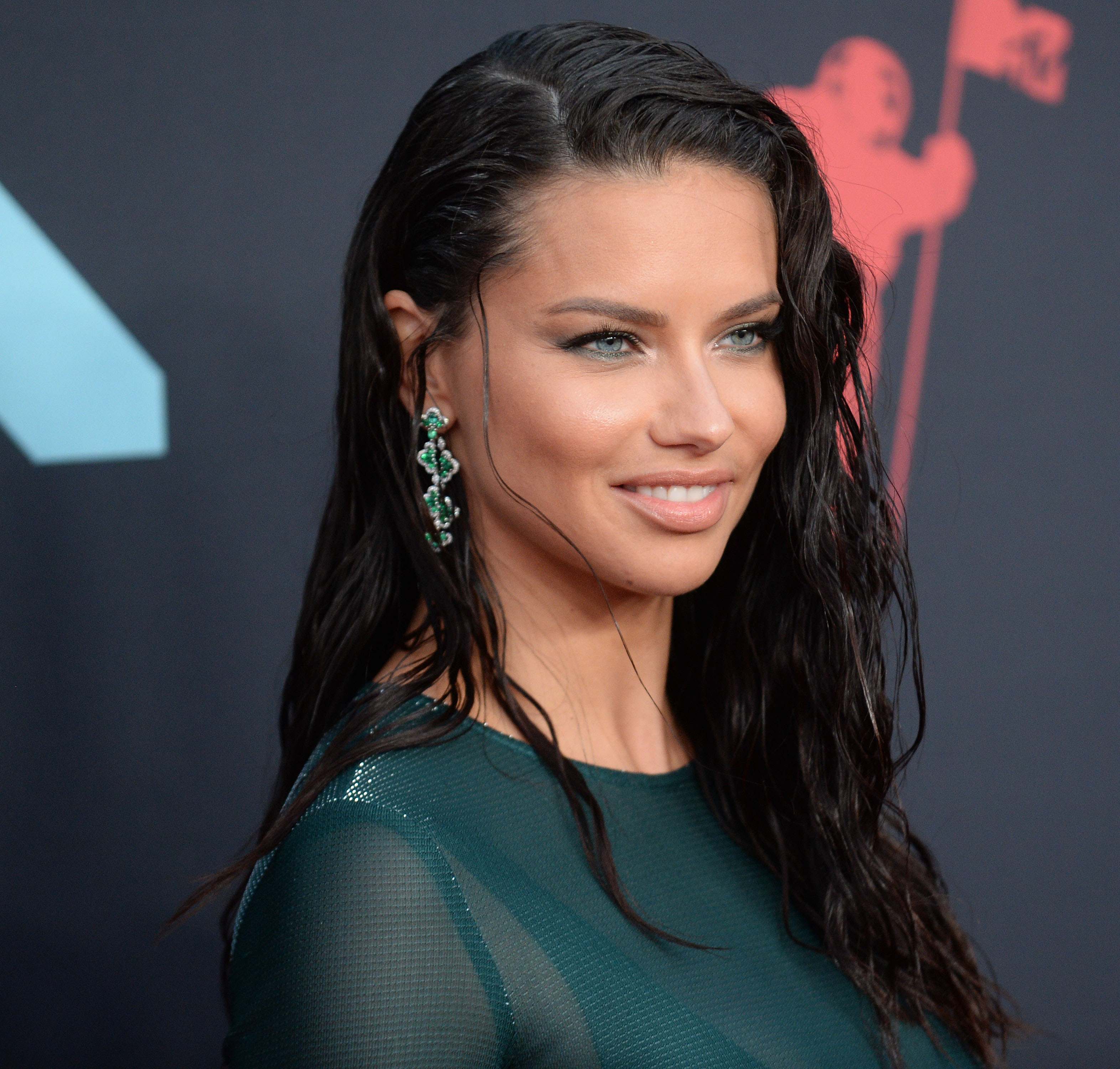 Adriana Lima, de top model a operarse la cara y desfigurarse: irreconocible a los 42
