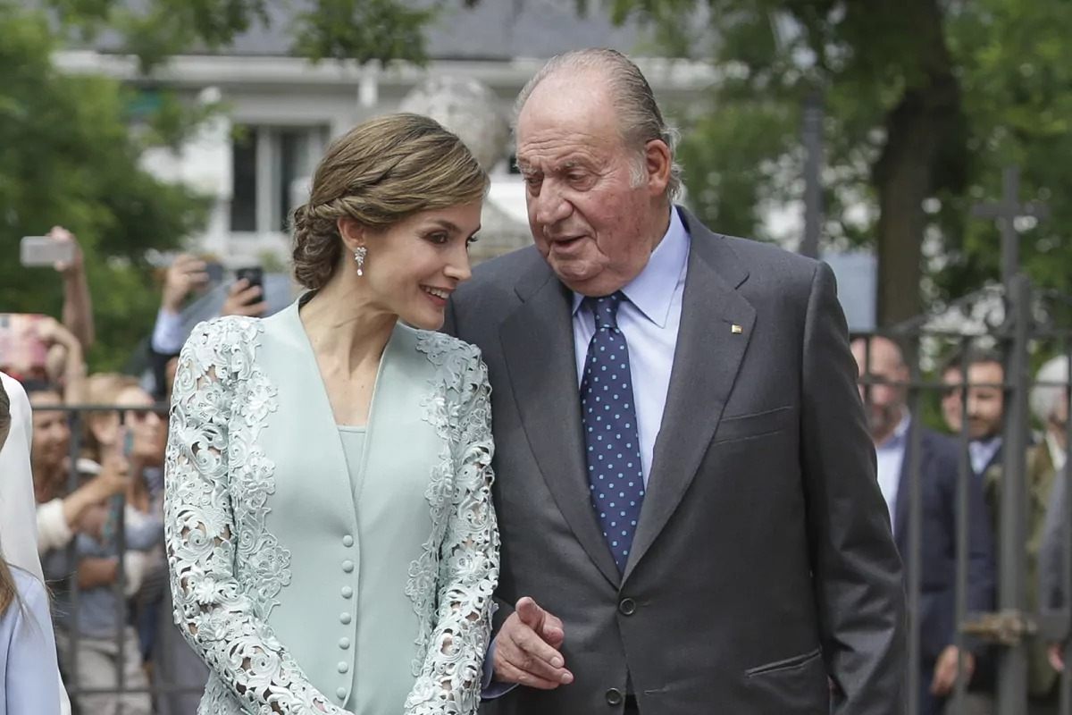 Joan Carles I i Letizia, 1 cambrer desmunta l'engany al lavabo, vergonya