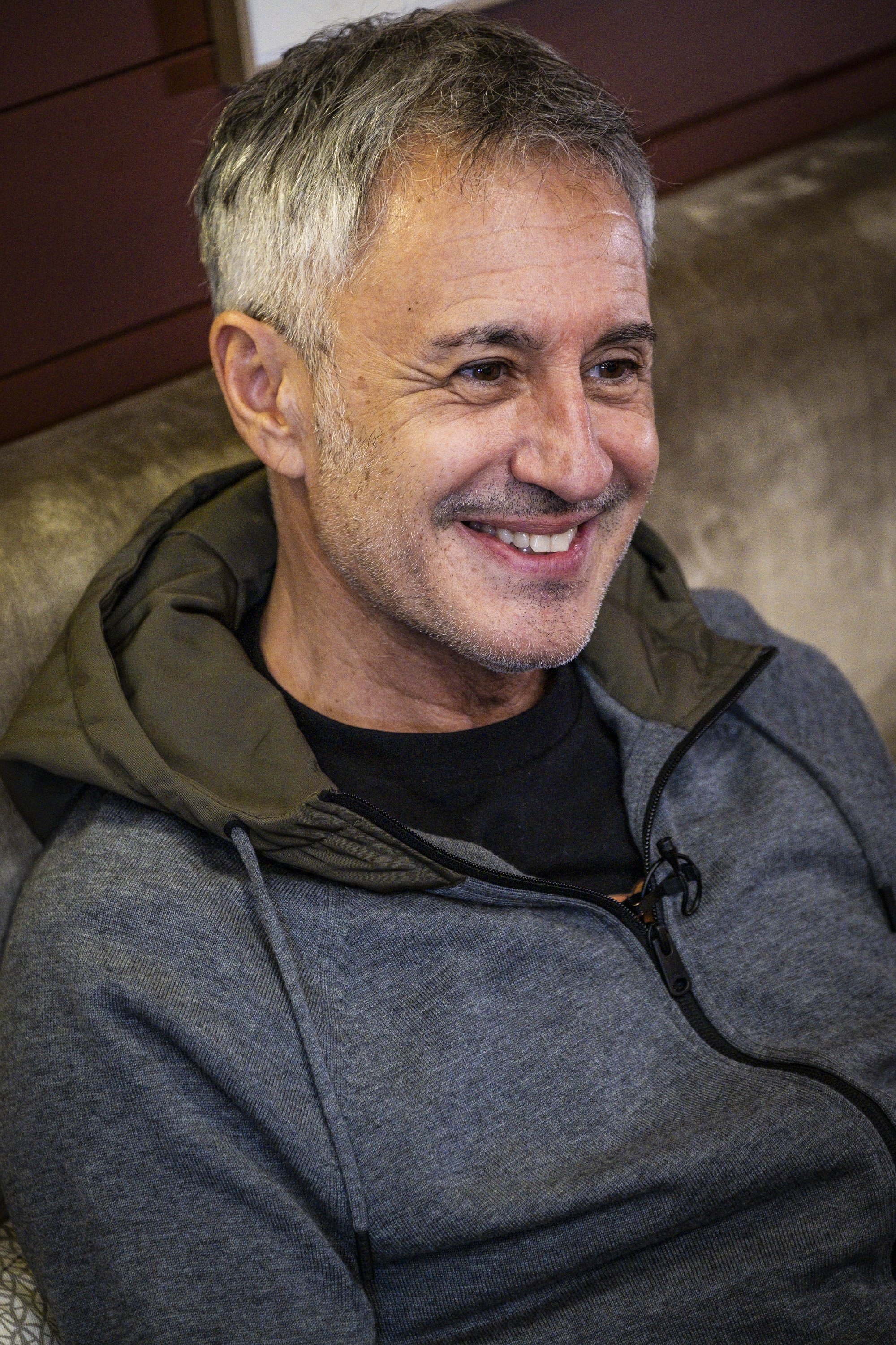 Sergio Dalma (61) vive en una casa de campo en el pueblo medieval de Púbol de Girona