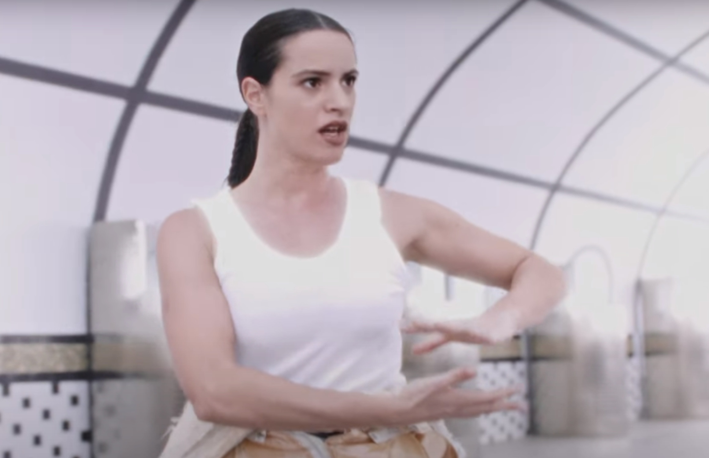 Sorprenent videoclip de Rosalía: es baralla amb una àvia?