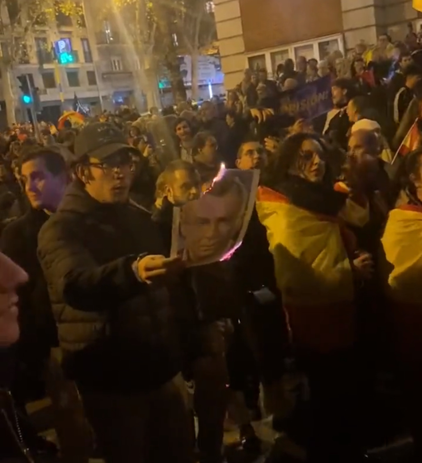 Reacción sublime de Jorge Javier Vázquez al ver a ultras quemando su foto en Ferraz