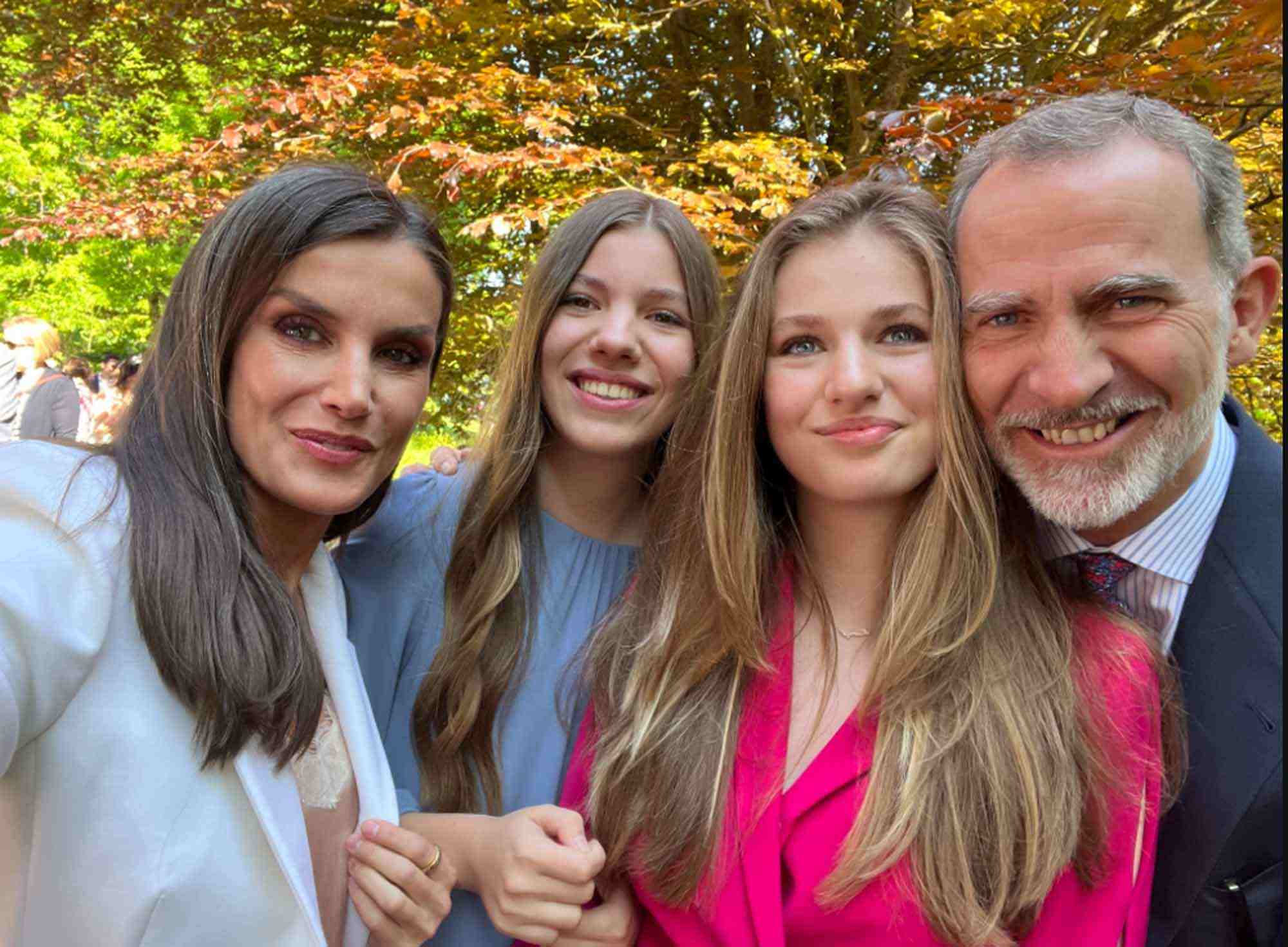 Casa Real obliga a Letizia y Felipe VI a posar con las niñas como una familia feliz