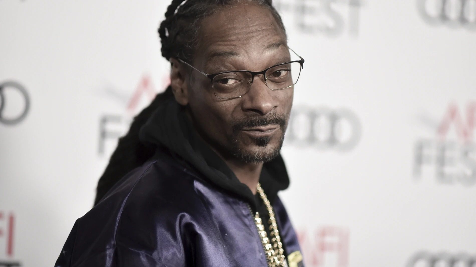 Era poco creíble que Snoop Dogg dejara de fumar y efectivamente no lo ha dejado
