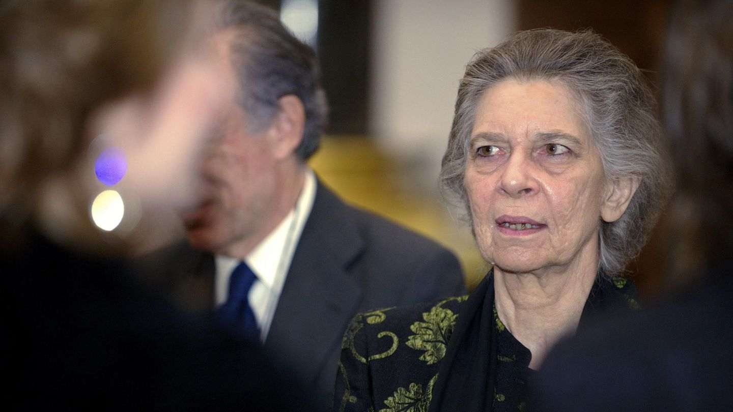 La tía Pecu, la reina Sofía y Juan Carlos I, juntos en la misa diaria de Zarzuela, se conecta desde Abu Dabi