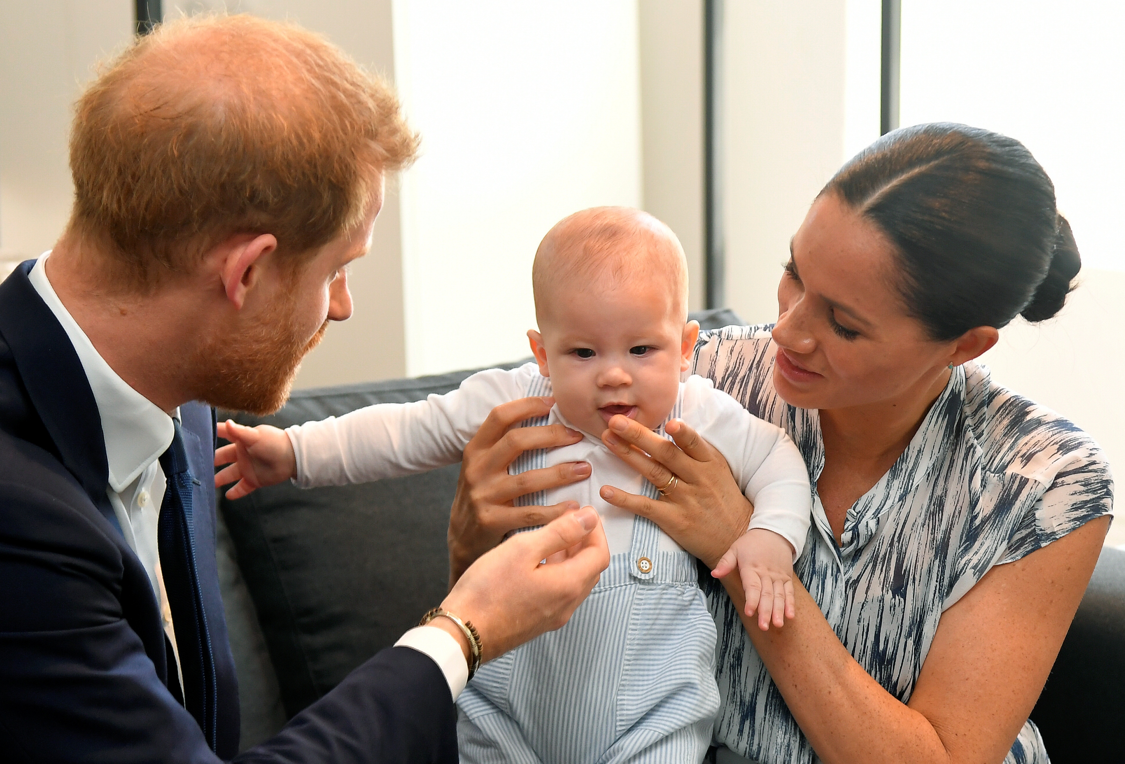 Filtran por error los 2 royals racistas con el hijo de Meghan: "¿De qué color es?"