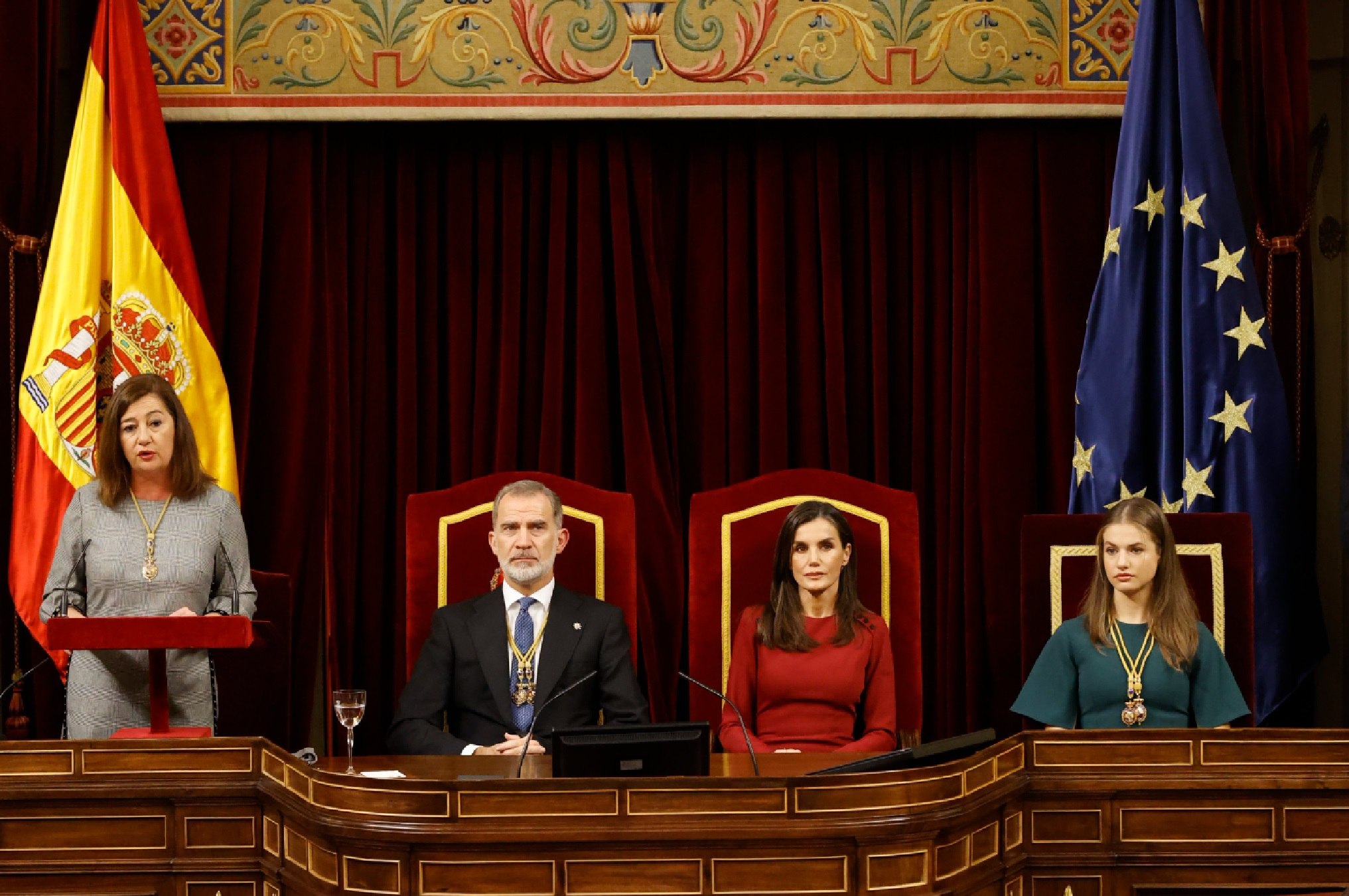 Esperpento con el himno español ante unos Felipe y Letizia indignados: "Me sangran los oídos"
