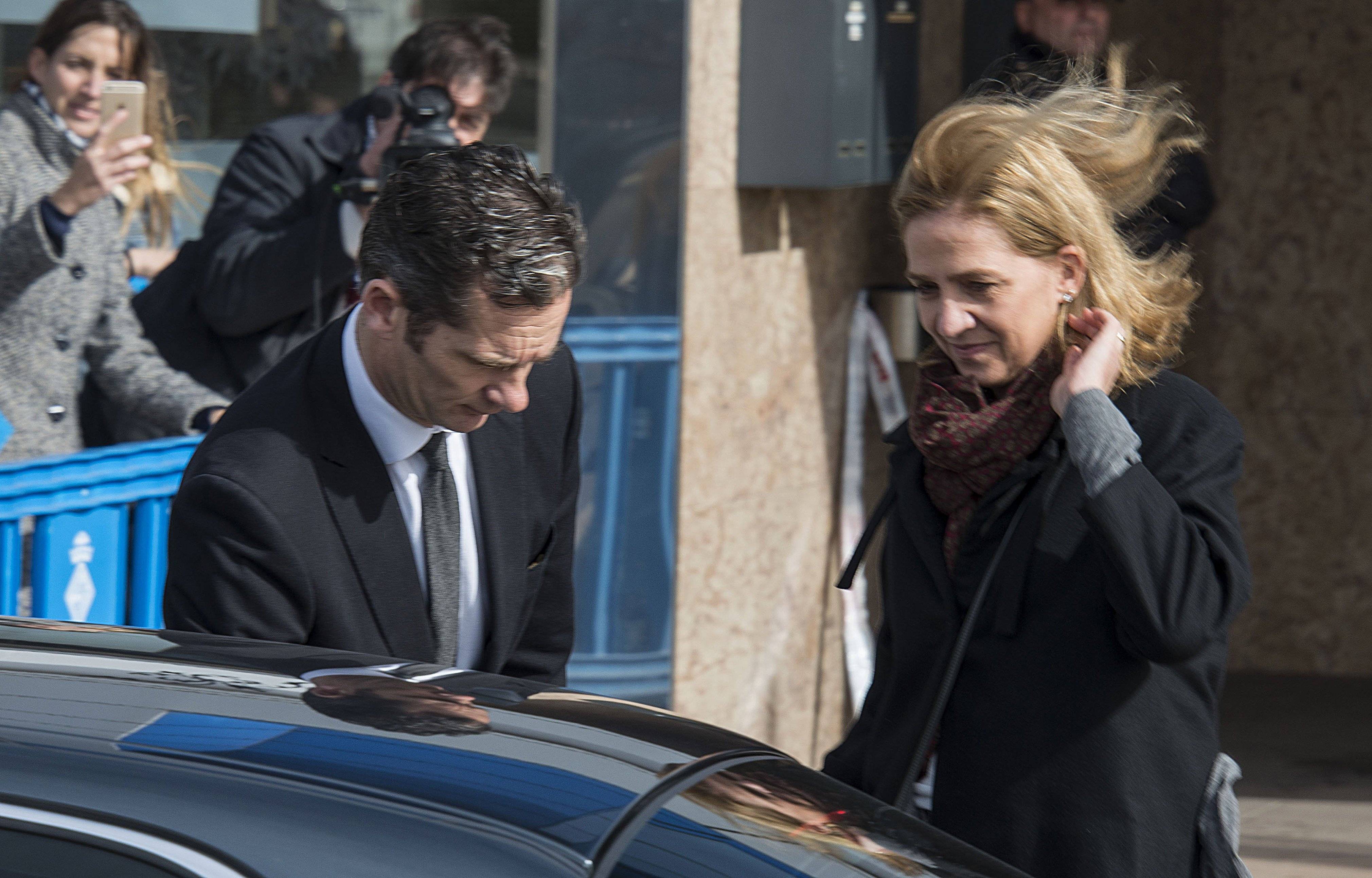 La infanta Cristina amenaça de tallar l'aixeta a Iñaki Urdangarin si posa un peu en televisió