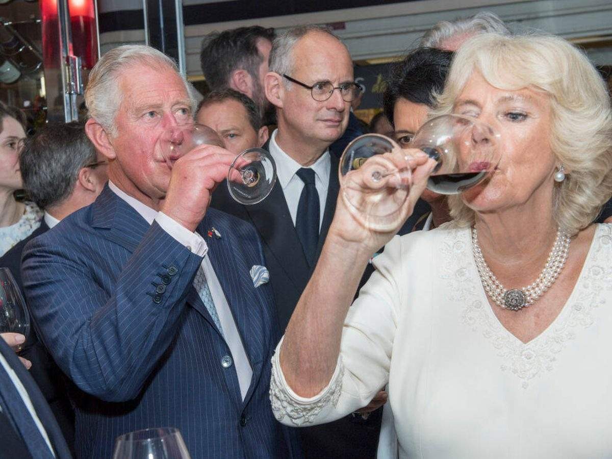 Carlos III y Camilla Parker Bowles brindando