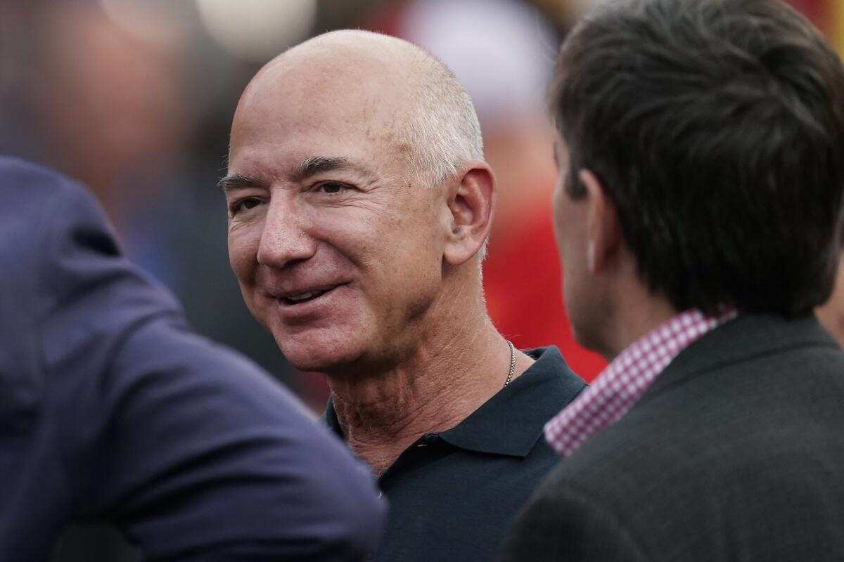 Jeff Bezos s'ha fet amic d'un dels seus enemics més grans, prepara un viatge espacial